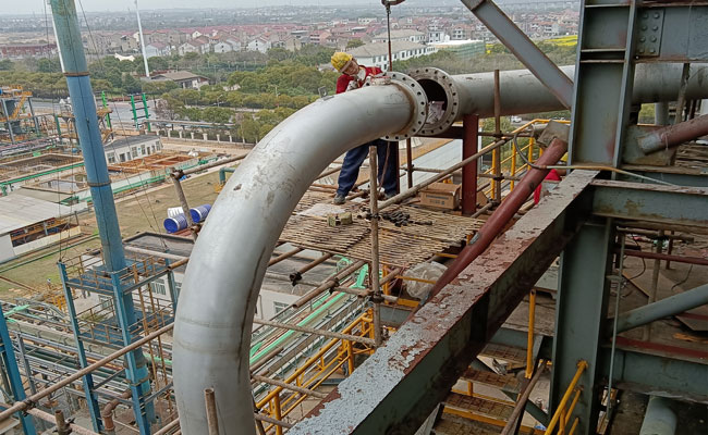 耐磨陶瓷彎頭現(xiàn)場安裝